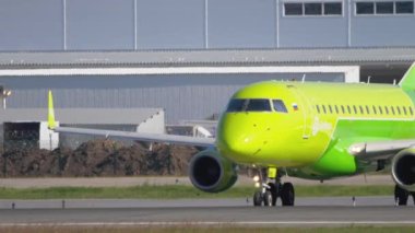 S7 Embraer E170 kalkışı