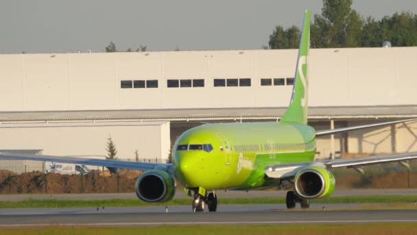 S7 Boeing 737 skręć w pas startowy przed odlotem — Wideo stockowe