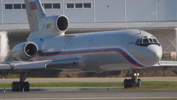 Tupolev Tu-154 kalkıştan önce taksicilik — Stok video