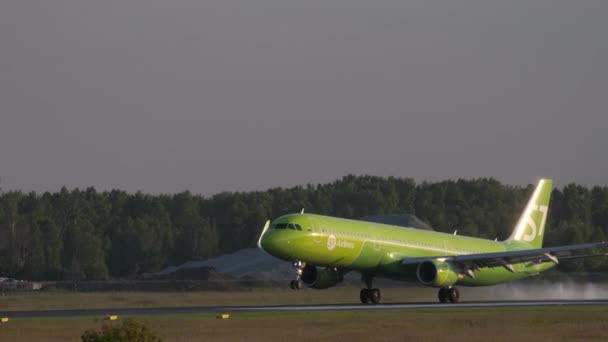 S7 Airbus A321 landet — Stockvideo