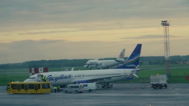 Letecká nákladní loď zpomaluje po přistání za deštivého počasí — Stock video