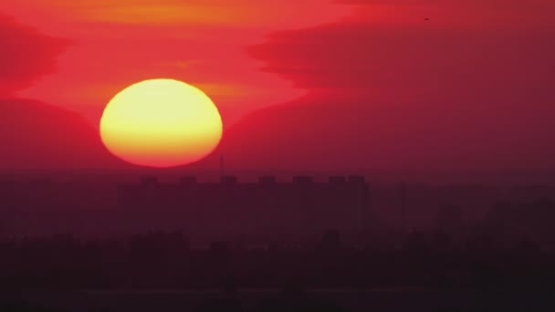 Захід сонця над містом. — стокове відео