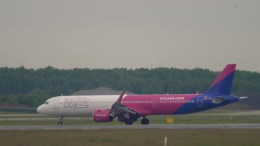 Uçak indikten sonra kalkıyor.