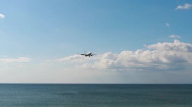 Silkair Boeing 737 okyanus üzerinden yaklaşıyor.