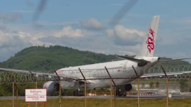 Uçak kalkmadan önce piste dönün.