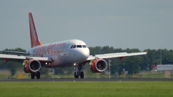 Landning med EasyJet Airbus A319 — Stockvideo