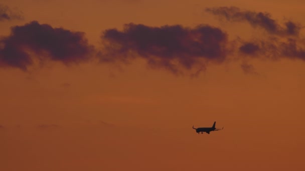 Approche finale au coucher du soleil