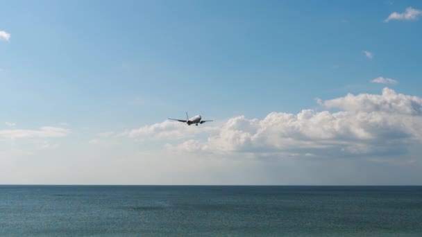 Silkair Boeing 737 acercándose sobre el océano — Vídeos de Stock