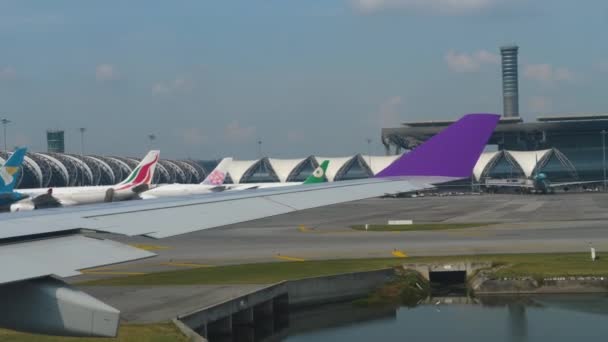 Letadla na letišti Suvarnabhumi — Stock video