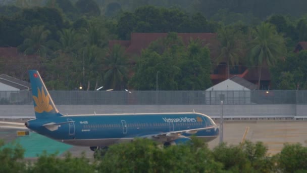 Vietnam Airlines Airbus A321 taxiën — Stockvideo