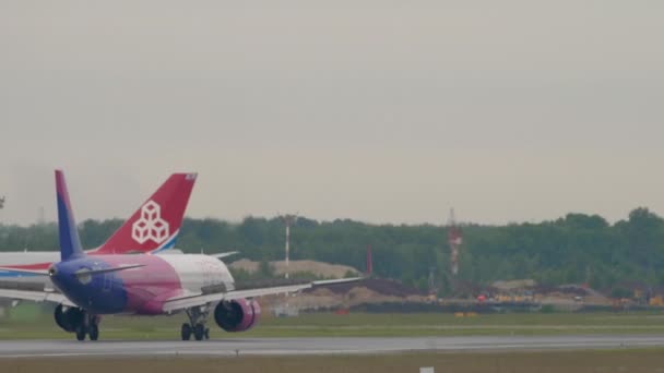 WizzAir-Airbus A321 landet — Stockvideo