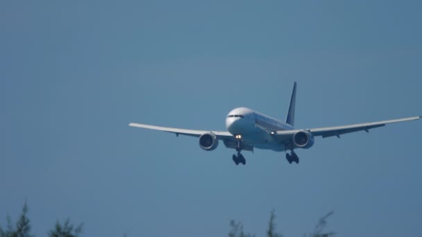 Singapore Airlines Boeing 777 приближается — стоковое видео