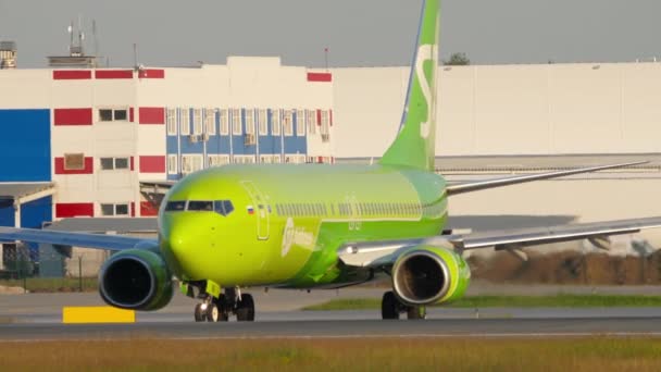 S7 Boeing 737 skręć w pas startowy przed odlotem — Wideo stockowe