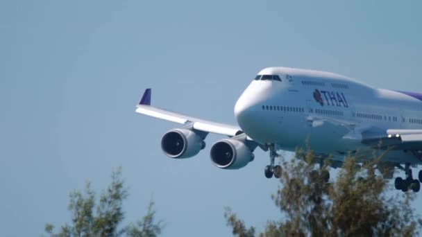 Thai Airways Boeing 747 приближается к океану — стоковое видео