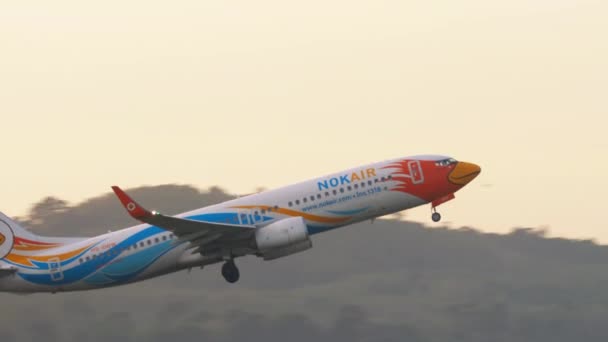 NOK Air Boeing 737 subiendo, salida desde el aeropuerto de Phuket — Vídeos de Stock