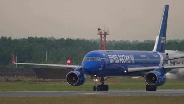 Avión de carga en rodaje después del aterrizaje — Vídeos de Stock