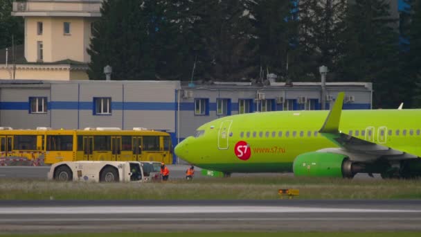 S7 Boeing 737 буксирування — стокове відео