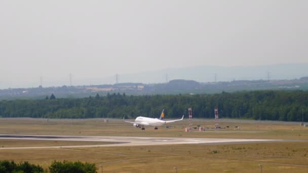 Lufthansa Airbus A320 touchdown — Stockvideo