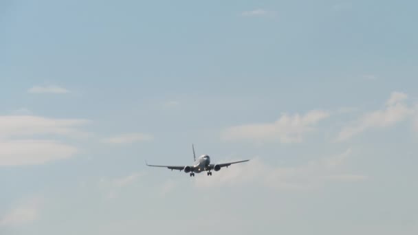 Flugzeug im Anflug über Ozean — Stockvideo