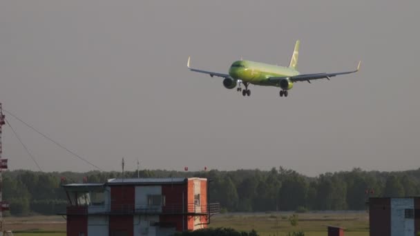 S7 Landning med Airbus A321 — Stockvideo