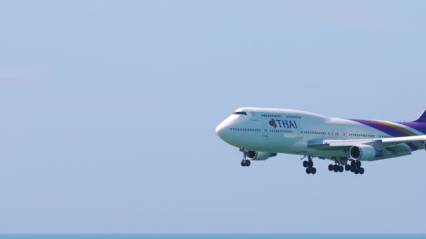 Thai Airways Boeing 747 acercándose sobre el océano — Vídeo de stock