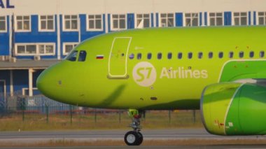 S7 Airbus A320 kalkıştan önce 07 numaralı pistte.