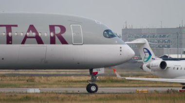 Uçak kalkıştan önce hızlansın.