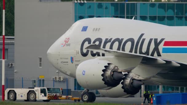 Avión empujando hacia atrás — Vídeos de Stock