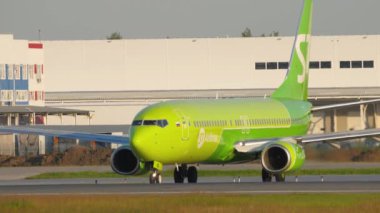 S7 Boeing 737 kalkıştan önce piste dönün