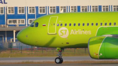 S7 Airbus A320 kalkıştan önce 07 numaralı pistte.