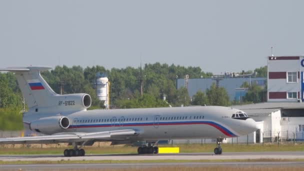 Tupolev Tu-154 taxiën voor vertrek — Stockvideo