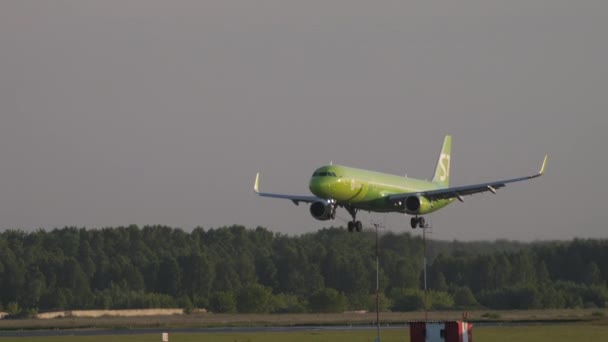 S7 Airbus A321 landing — Stockvideo