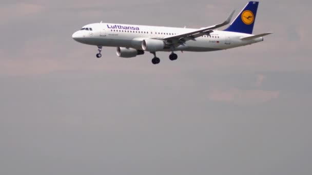 Приближается Lufthansa Airbus A320 — стоковое видео