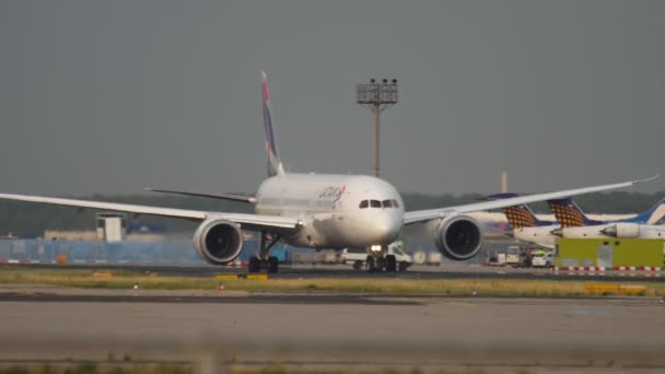 Boeing 787 taxiagem antes da partida — Vídeo de Stock