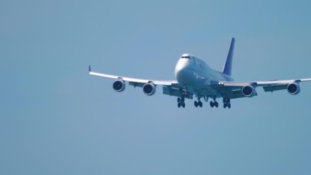 Thai Airways Boeing 747 nadert boven oceaan — Stockvideo