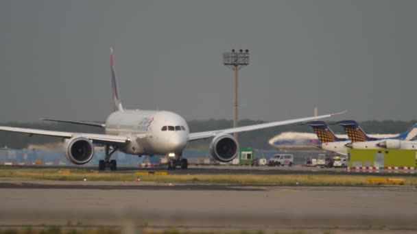 Boeing 787 rodaje antes de la salida — Vídeos de Stock