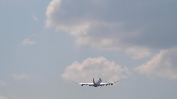 Novosibirsk 'ten kalkan uçak. — Stok video