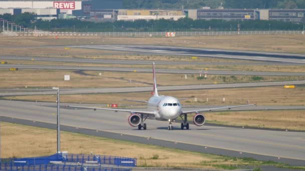 Avião taxiando após a aterragem — Vídeo de Stock