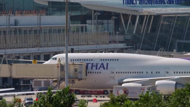 El Boeing 747 de Thai Airways pone fin a las manipulaciones — Vídeo de stock