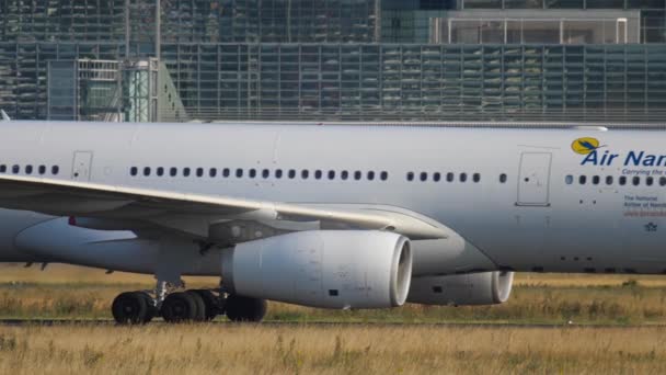 Taxning med Airbus A330 efter landning — Stockvideo
