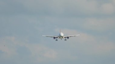 Jet uçağı yaklaşıyor.