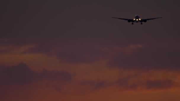 Avión acercándose sobre el océano al atardecer Backgfround — Vídeos de Stock