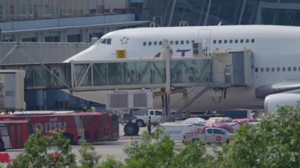 Los pasajeros salen del avión a través del puente. — Vídeos de Stock