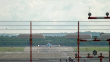 Twinjet uçağı kalkıyor.