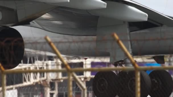 Mesin jet dan landing gear pesawat widebody close-up — Stok Video