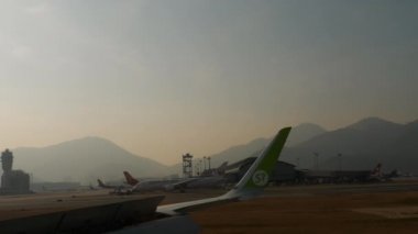 Chek Kap Kok havaalanındaki taksiden görüntüler