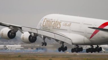 Emirates Airbus A380 Frankfurt 'a iniyor.