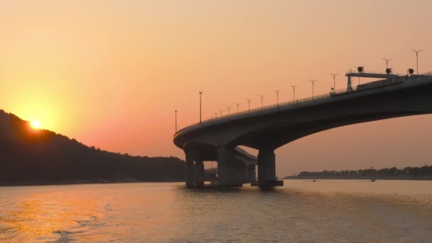 Hong Kong - Macau brug bij zonsondergang — Stockvideo