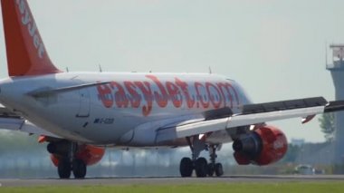 Easy Jet Airbus A319 iniş yapıyor.