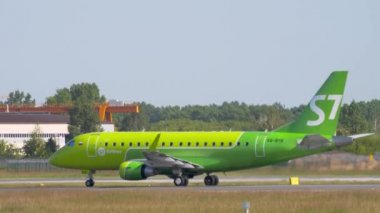 S7 Embraer E170 kalkışı